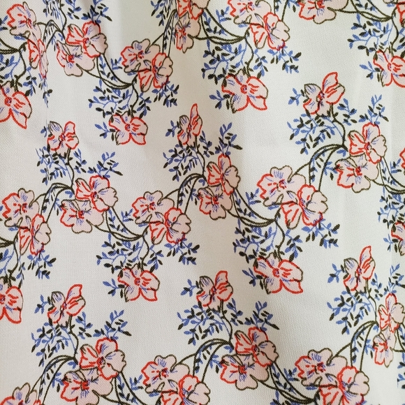 Collective Concepts | Flowy Floral Top with Lace - Picture 5 of 8